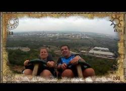 Enlace a Port Aventura, un hombre caza al vuelo un móvil perdido