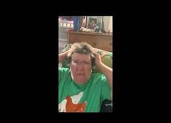 Enlace a La broma es casi tan vieja como la señora, pero su reacción es maravillosa