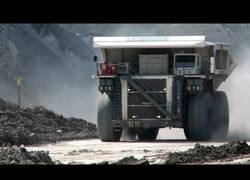 Enlace a Cómo son los enormes camiones volquete...