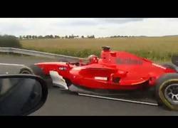 Enlace a Un coche de fórmula por la autopista de la República Checa