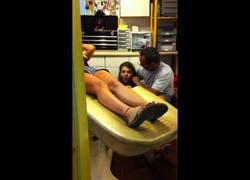 Enlace a Cuando te vas a hacer un piercing y no eliges bien a tu acompañante de apoyo