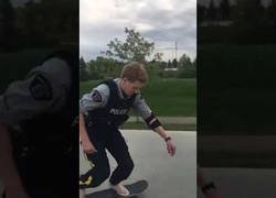 Enlace a Un policía muy enrrollado