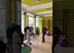 Enlace a Profe de kárate enseña a volar