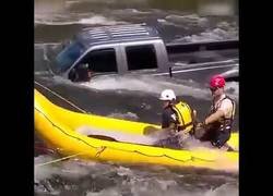 Enlace a Rescate de un perrito atrapado en la parte trasera de una furgoneta