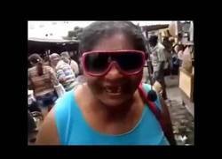 Enlace a Y aún así la canta mucho mejor que la mayoría de nosotros