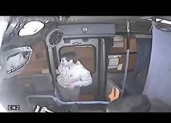 Enlace a Un ladrón recibe 'lo de su tía'