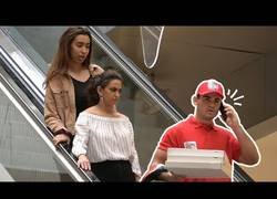Enlace a Llamadas incómodas a un repartidor de pizza en las escaleras mecánicas