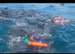 Enlace a Náufragos se aferraron a paquetes de cocaína para sobrevivir en altamar