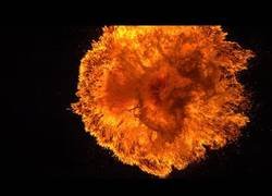 Enlace a El fuego impactando contra un cristal a cámara lenta