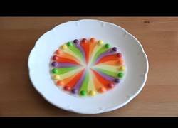 Enlace a El increíble efecto logrado con Skittles y un poco de agua