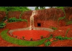 Enlace a Construyendo una piscina a partir de una cascada en el medio natural