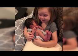 Enlace a La emoción de una niña al conocer a su nuevo primo