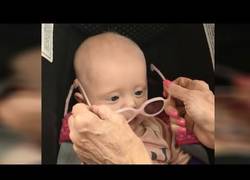 Enlace a La reacción de un bebé al ver con claridad a su madre por primera vez