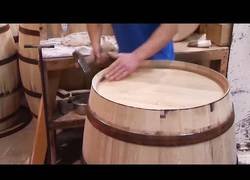 Enlace a Así se fabrican los barriles de madera