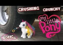 Enlace a Aplastando juguetes con la rueda de un vehículo