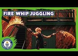 Enlace a El récord mundial de malabares en llamas cogidos en un minuto