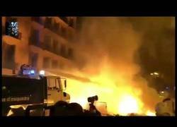 Enlace a El camión-botijo que hasta ahora no había sido utilizado por la policía, entrando en acción por las calles de Barcelona