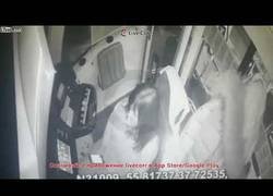 Enlace a Una conductora de tranvía se distrae con su móvil y acaba provocando un accidente