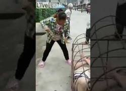 Enlace a Descubre que su marido le es infiel y le encierra en una jaula en mitad de la calle
