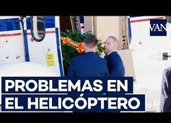 Enlace a El momento en el que, con ciertos apuros, suben el féretro de Franco al helicóptero