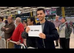 Enlace a Recogiendo a gente con apellidos comunes en el aeropuerto