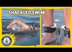 Enlace a El nadador más rápido del mundo con los pies esposados... ¡y es español!