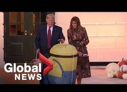 Enlace a Trump pone una chocolatina encima de la cabeza de un niño disfrazado de Minion durante el evento de Halloween de la Casa Blanca