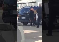 Enlace a Una policía dispara con un táser a una mujer que intentaba maldecirle