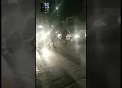 Enlace a Se pone a cortar la carretera y le tiran un cono en la cabeza