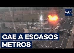 Enlace a Momento en el que un cohete cae sobre una carretera en Israel