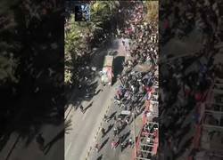 Enlace a Manifestantes atacan furgoneta policial en Chile