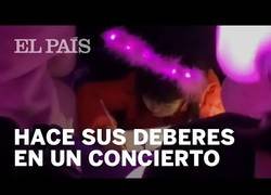 Enlace a Una chica se pone a hacer sus deberes en medio de un concierto