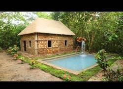 Enlace a Construyendo una casa con piscina en mitad de la selva