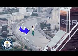 Enlace a Increíble prueba de equlibrismo desde 350 metros de altura