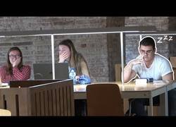 Enlace a Quedándose dormido y roncando en un biblioteca universitaria
