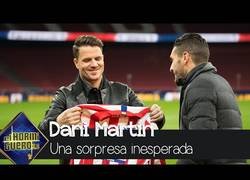 Enlace a El Hormiguero sorprende a Dani Martín llevándolo al Wanda Metropolitano