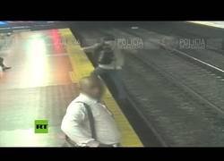 Enlace a Un hombre cae a las vías del metro por ir distraído con el móvil