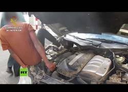 Enlace a Encuentran a dos migrantes escondidos en el doble fonde de un coche