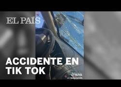 Enlace a Dos jovenes sufren un accidente de tráfico y lo primero que hacen es un vídeo para Tik Tok
