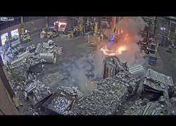 Enlace a Lluvia de metal líquido en una fundidora