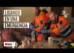 Enlace a Un hombre es atendido por el Servicio de Urgencias y éste aprovecha para ligar