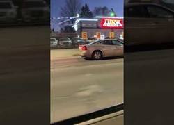 Enlace a Un conductor conduce marcha atrás por la autopista