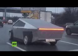Enlace a Graban un 'Cybertruck' circulando por la carretera a dos años de que comience a comercializarse