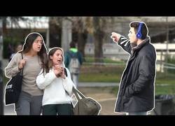 Enlace a ¿Alguna vez te han hablado muy alto por estar escuchando música?