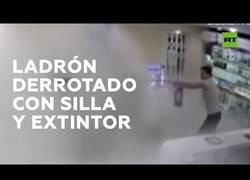 Enlace a Se defienden de un ladrón usando una silla y un extintor