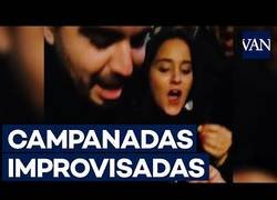 Enlace a Improvisan unas campanadas imaginarias al fallar la pantalla de la Plaza del Carmen en Granada