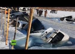 Enlace a 30 coches aparcados sobre el hielo acaban hundiéndose