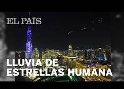 Enlace a Dubai celebró la llegada del Año Nuevo con esta espectacular lluvia de estrellas humana