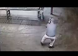 Enlace a Las cámaras de seguridad pillan a un operario de fábrica realizando movimientos 'Ninja'