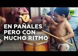 Enlace a Niño de 2 años toca la batería como un adulto